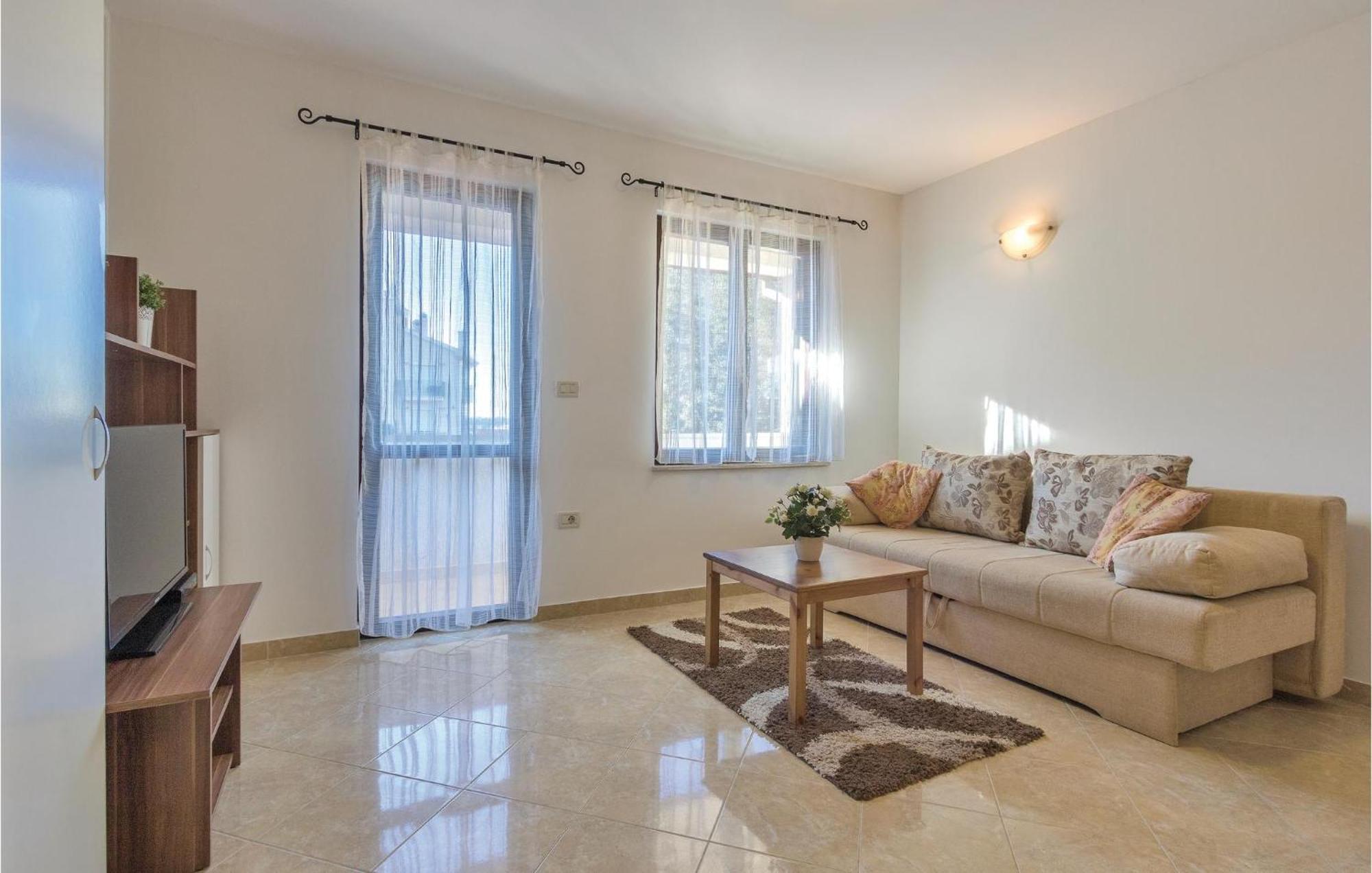 Lovely In With Kitchen Appartement