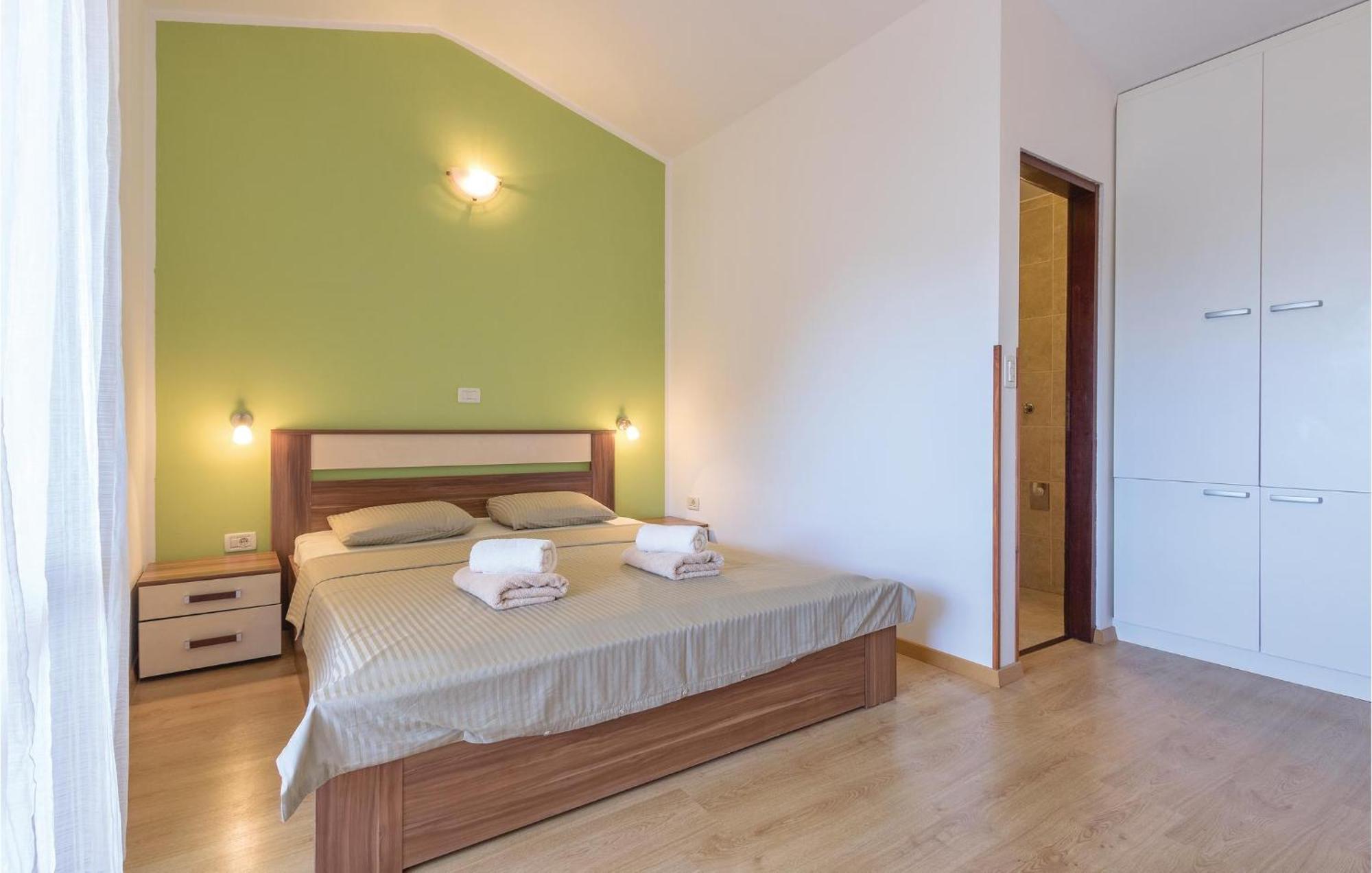 Lovely In With Kitchen Appartement